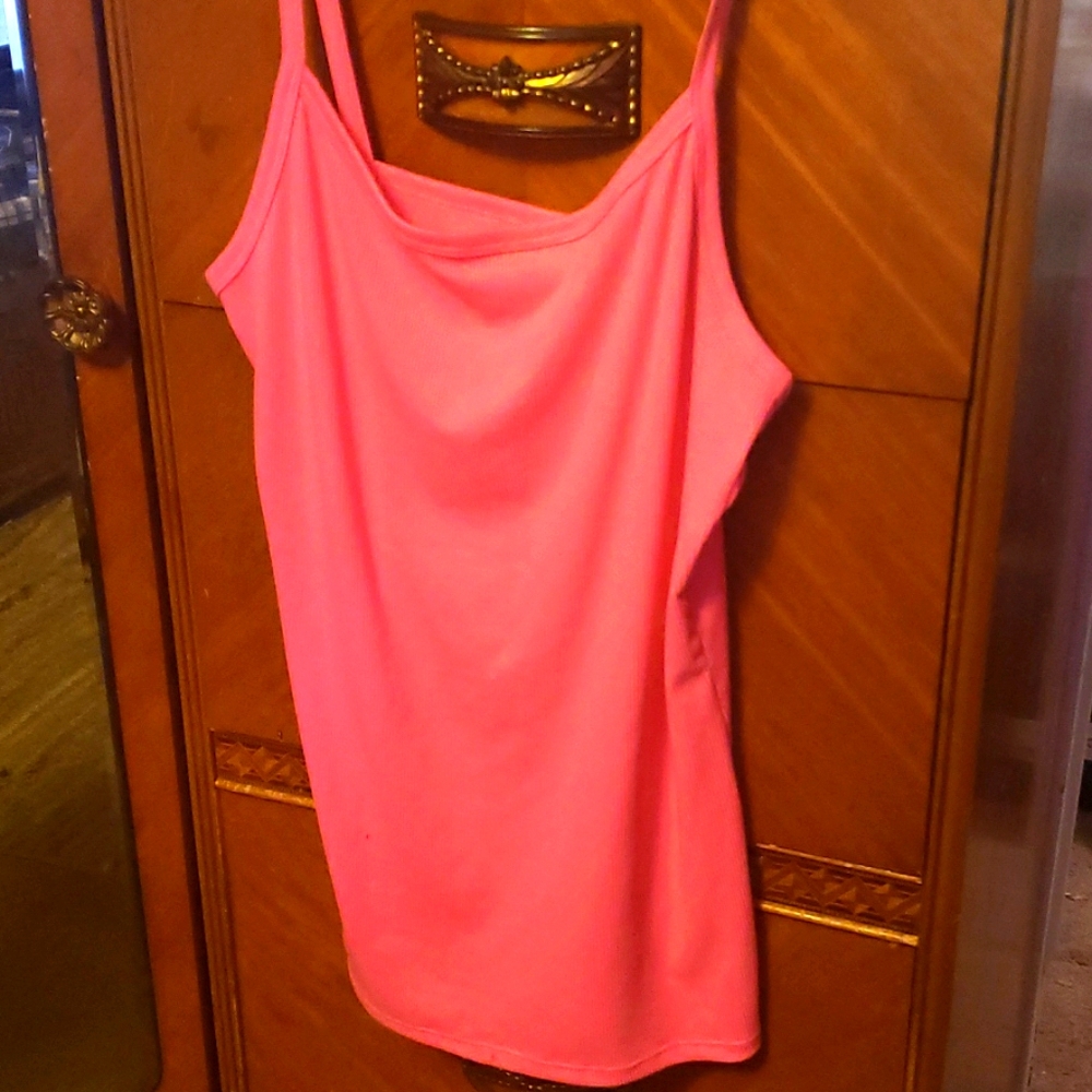 Pink scarf 💗 and tank top